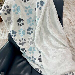 NWT!  Wonderful Doggie Paws Velvety Fleece Blanket